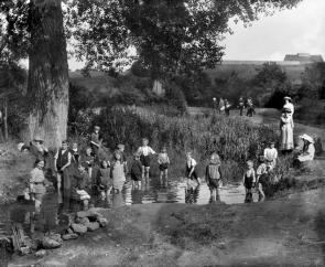 Barrack Lane, Cowley, Oxford 1914
Images such as the children in the stream allow pupils to reconstruct the
past for themselves and identify with people from the past, particularly
when they are close in age or from the same place. It is important that
pupils realise these are real people and not reconstructions.
• A sk pupils to consider what they think happened before the photograph
was taken and what may have happened next.
• A sk them to look closely at the clothing. Can they pick out rich and
poor children? What are the differences between them and who is
having more fun?
• What do they think the children were thinking and what can we learn
about their lives from the image. Were they just like us?
Ref. CC 71/00076 Reproduced by permission of English Heritage.NMR