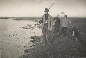 Peter Henry Emerson coming home from the marshes c.1886. Copyright: The British Library